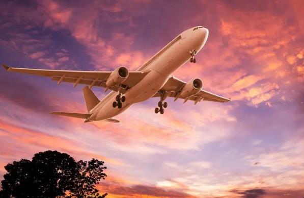 航空运输公司在现代交通体系中扮演着重要角色