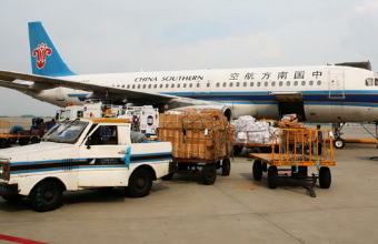 在选择国际空运时客户一般都要投保货物运输