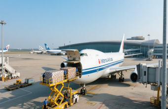 有了国际空运，货物跨国旅行像 “坐火箭” 一样高效